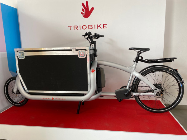 Triobike Cargo Big Shimano Zee 10 Silber Flightcase 260 L Seitenansicht links 01 